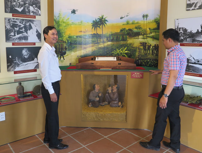 Mô hình hầm bí mật được tái hiện tại Nhà truyền thống di tích lịch sử căn cứ cách mạng B1-Hồng Phước.
