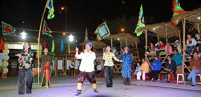Hoạt động Hô hát bài chòi được tổ chức vào các buổi tối cuối tuần thu hút rất đông người dân và du khách tham gia.  ảnh: Phòng Văn hóa-Thông tin quận Sơn Trà cung cấp.