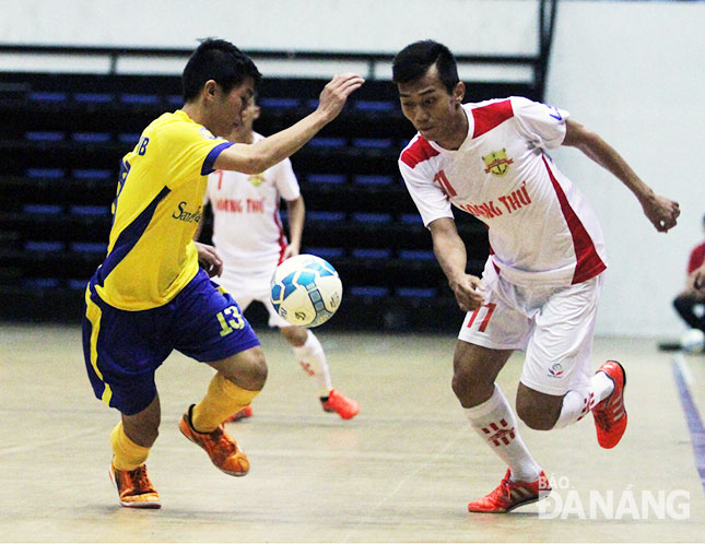 Hoàng Thư Đà Nẵng (áo trắng) chính thức giành vé vào vòng chung kết cũng như khép lại cuộc đua tranh ở vòng loại sau chiến thắng 6-0 trước Kim Toàn FC. 					Ảnh: ANH VŨ