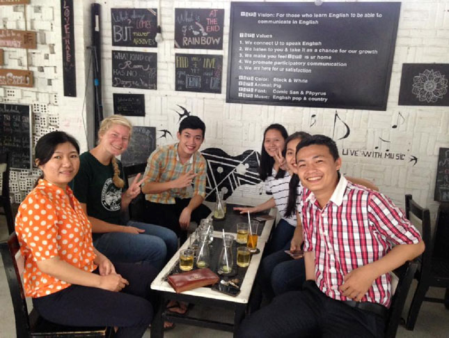 Uống cà-phê và trò chuyện với người nước ngoài là nét nổi bật tại Tipi Café.