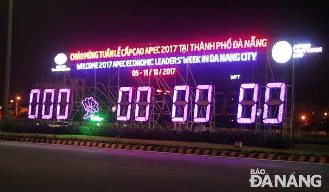 Đồng hồ đếm ngược Tuần lễ Cấp cao APEC 2017 được vận hành thử vào tối 4-4-2017.