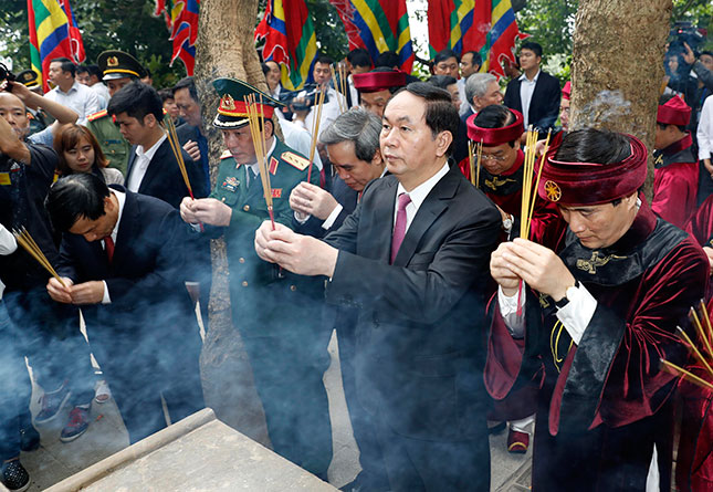 Chủ tịch nước Trần Đại Quang cùng các đại biểu thành kính dâng hương tưởng niệm các Vua Hùng.                          							                          Ảnh: TTXVN