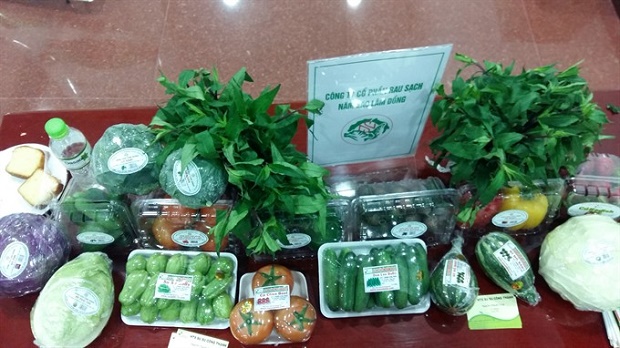 Organic farm produce displayed at an exhibition in Đà Nẵng. Many organic farms were set up following a start-up programme last year. (Photo: VNS) 