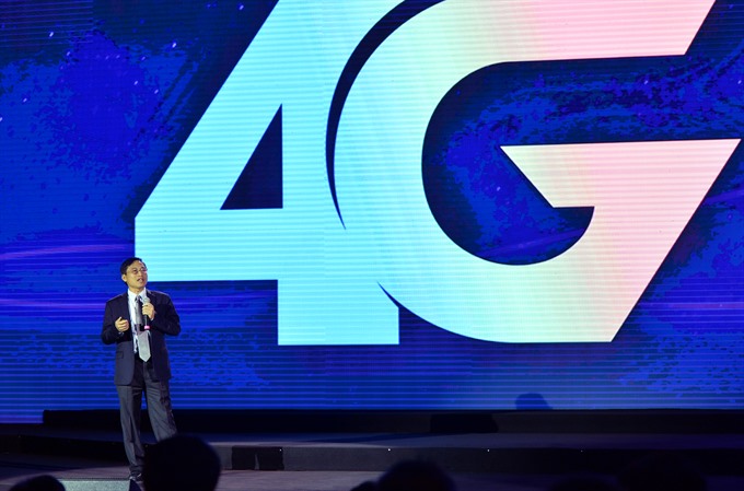 Viettel deputy general director Hoang Son introduces the group’s 4G service in Ha Noi on Tuesday