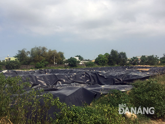 Đã quá hạn 3 tháng nhưng hệ thống xử lý nước thải ở Trung tâm Chế biến gia súc, gia cầm Đà Sơn vẫn dở dang.