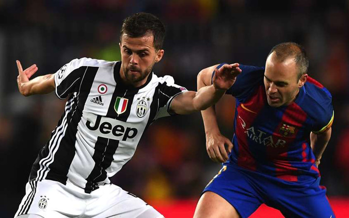 MIRALEM PJANIC | Juventus | 2 trận đấu gặp Barca, Pjanic có 10 pha tắc bóng và có tỉ lệ chuyền bóng chuẩn xác hơn 80%.