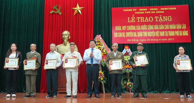 Phó Bí thư Thường trực Thành ủy Võ Công Trí trao Huy chương cho các cán bộ, chuyên gia, quân tình nguyện giúp Lào