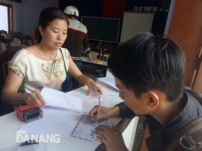 Thí sinh đăng ký dự thi tốt nghiệp THPT quốc gia và xét tuyển đại học 2017 tại Đà Nẵng.