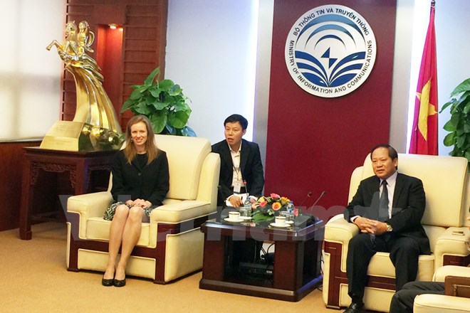 Bộ trưởng Trương Minh Tuấn (phải) và đại diện cấp cao của Facebook trong buổi làm việc. (Ảnh: T.H/Vietnam+)