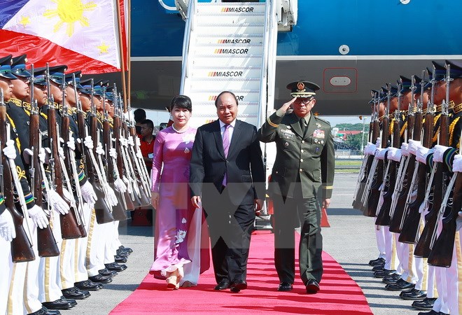 Lễ đón Thủ tướng Nguyễn Xuân Phúc và Phu nhân tại sân bay quốc tế Ninoy Aquino. (Ảnh: Thống Nhất/TTXVN)