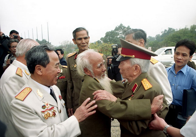 Ðại tướng Võ Nguyên Giáp gặp lại những chiến sĩ chiến đấu ở chiến trường Điện Biên Phủ 50 năm truớc. (Ảnh chụp ngày 13-3-2004 tại Hà Nội)