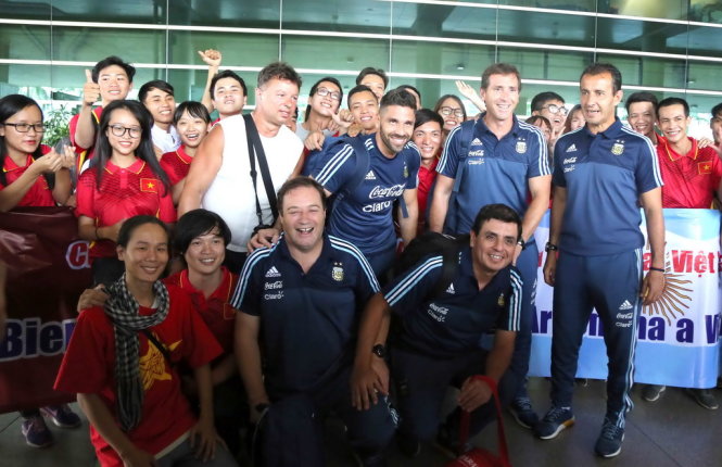 Các thành viên đội U-20 Argentina chụp ảnh lưu niệm với CĐV tại sân bay Tân Sơn Nhất.