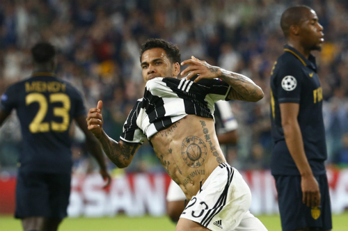 Juventus biết cách khơi dậy sức mạnh từ những cầu thủ tưởng như hết hạn sử dụng như Alves. Ảnh: Reuters.