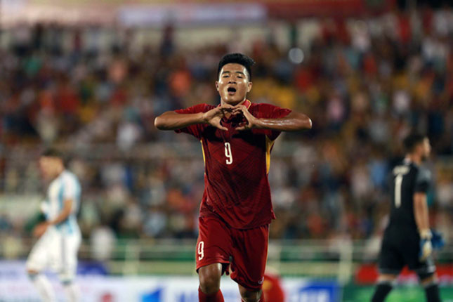 Sự nỗ lực của đội tuyển U-20 Việt Nam đã giúp Hà Đức Chinh có bàn thắng danh dự.                      Ảnh: ĐỨC ĐỒNG