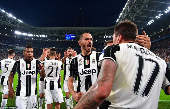 Cú ăn ba của Juventus trở thành cái đích đầy hứng khởi của cả thành phố Turin.  Ảnh: Internet