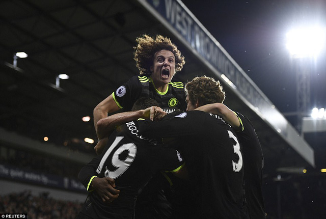 Các cầu thủ Chelsea bắt đầu ăn mừng chức vô địch khi tiếng vòi mãn cuộc trận đấu ở vòng 37 giữa West Brom và Chelsea vang lên, đoàn quân của Conte đã thắng 1-0
