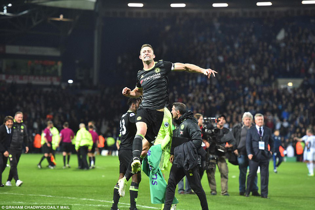 Cahill nhảy lên ăn mừng sau Chelsea đăng quang. Cầu thủ người Anh thường xuyên đeo băng thủ quân của Chelsea ở mùa giải năm nay
