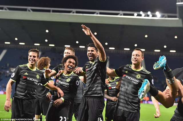 Các cầu thủ Chelsea rất hạnh phúc với việc lại đăng quang ở Premier League. Phần đông đội hình Chelsea vô địch năm nay cũng đã vô địch vào năm 2015