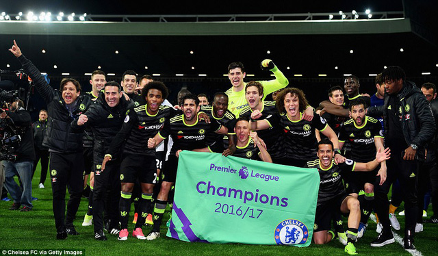 Các cầu thủ Chelsea khoe tấm banner được chuẩn bị sẵn sàng cho lễ ăn mừng