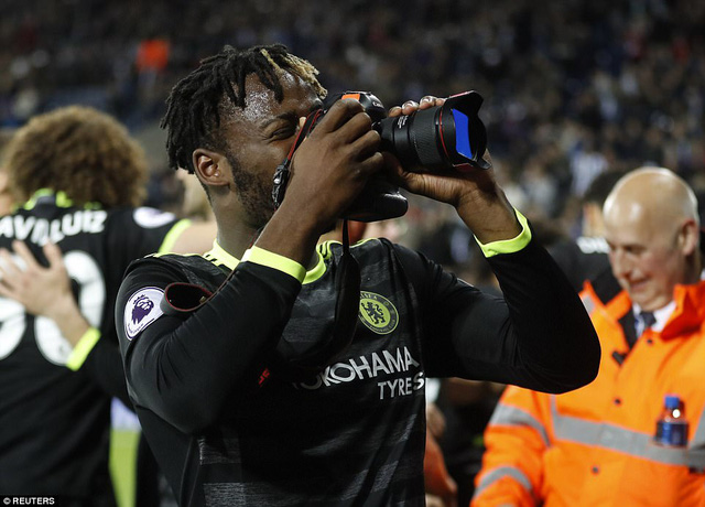 Batshuayi cầm máy ảnh lưu lại khoảnh khắc ăn mừng của các cầu thủ Chelsea