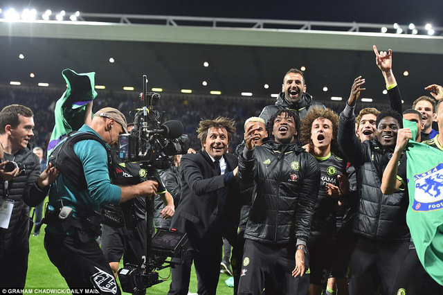 Conte (thứ ba từ trái sang) ăn mừng cùng các học trò. Chiến lược gia người Italia ăn mừng rất nhiệt tình