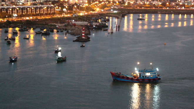 Nhiều tàu đánh cá, ghe hoạt động trên sông Hàn gần cầu Thuận Phước trong đêm khai mạc DIFF 2017 (Ảnh: Hoàng Hiệp).
