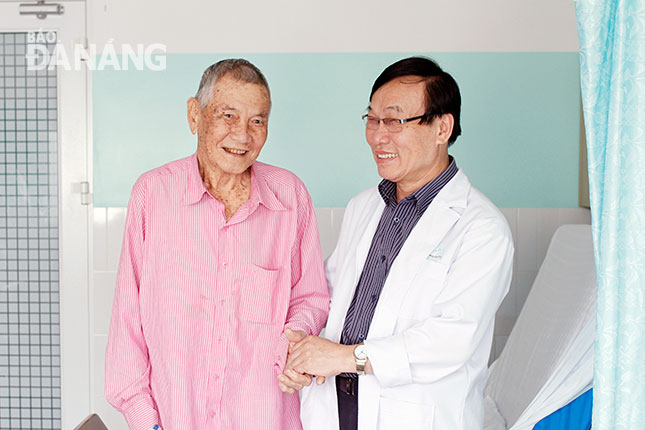 Cụ ông Nguyễn Văn Thịnh và bác sĩ Huỳnh Phiến, kíp trưởng ca phẫu thuật.