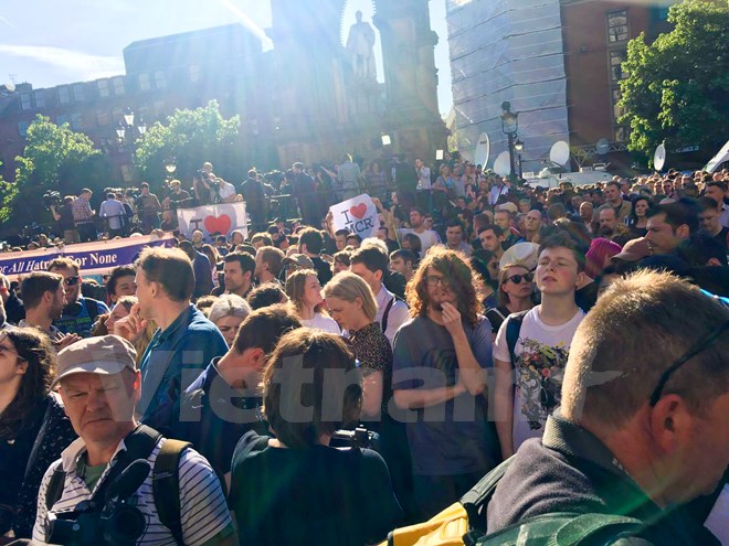 Một ngày sau vụ tấn công khủng tại sân vận động, hàng vạn người dân đã tập trung tại tại Manchester Town Hall ở quảng trường Albert cùng nến và hoa để tưởng niệm những nạn nhân xấu số. (Ảnh: Annie Possible/Vietnam+)