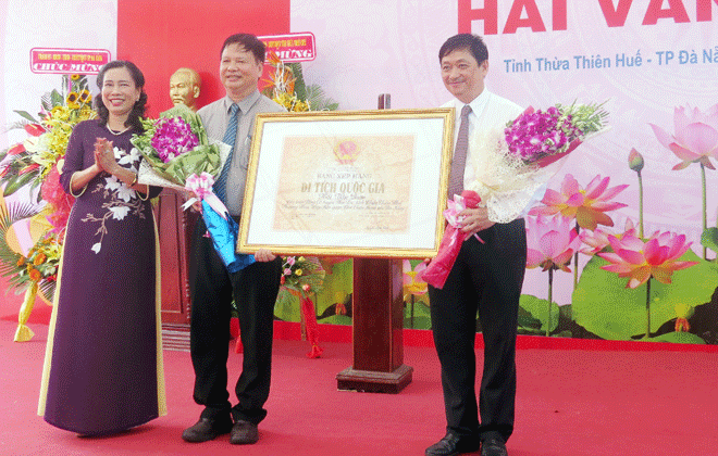 Thứ trưởng Bộ VHTT&DL Đặng Thị Bích Liên đại diện Bộ VHTT&DL đã trao bằng xếp hạng di tích quốc gia Hải Vân quan cho thành phố Đà Nẵng và tỉnh Thừa Thiên – Huế.