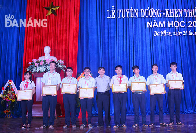 Phó Chủ tịch Thường trực UBND thành phố, Trưởng ban Tuyên giáo Thành ủy Đặng Việt Dũng trao bằng khen của Chủ tịch UBND thành phố cho các học sinh có thành tích tiêu biểu năm học 2016-2017.
