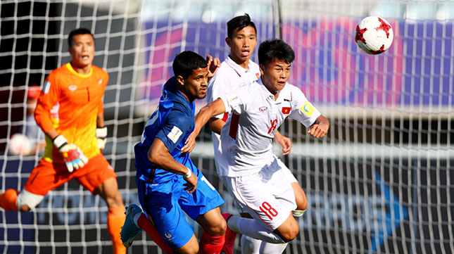 Sự khác biệt về đẳng cấp đã khiến U20 Việt Nam (áo trắng) phải nhận lấy thất bại 0-4 trước U20 Pháp (áo xanh). 			                 Ảnh: FIFA