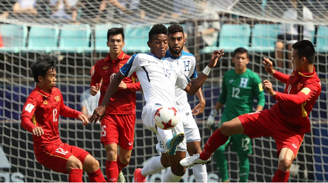 Thua kém về kinh nghiệm, bản lĩnh và thể lực, các tuyển thủ U20 Việt Nam (áo đỏ) chấp nhận thất bại trước U20 Honduras (áo trắng).  Ảnh: FIFA
