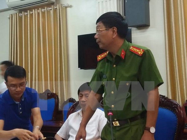Đại tá Phạm Văn Sử, Phó Giám đốc Công an tỉnh Hòa Bình báo cáo tình hình vụ việc. (Ảnh: Nhan Sinh/TTXVN)
