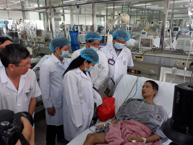 Bộ trưởng Bộ Y tế Nguyễn Thị Kim Tiến thăm bệnh nhân vụ tai biến sau chạy thận đang được điều trị tại BV Bạch Mai. Ảnh: H.Hải