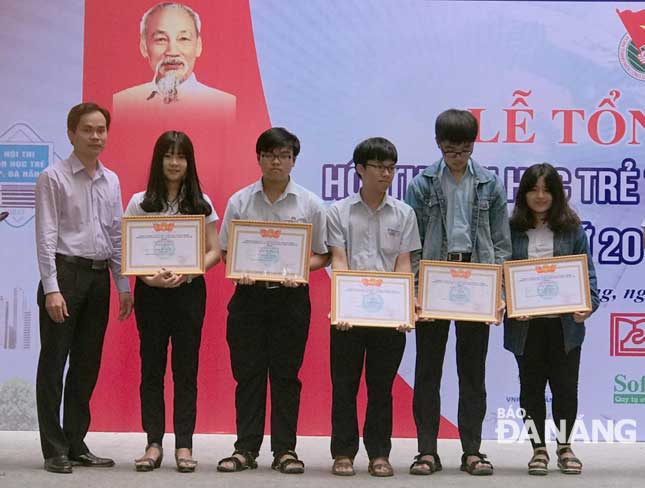Ngô Tiểu My (thứ hai, từ trái qua) nhận giải nhất tại Hội thi Tin học trẻ thành phố Đà Nẵng lần thứ 20, năm 2017.