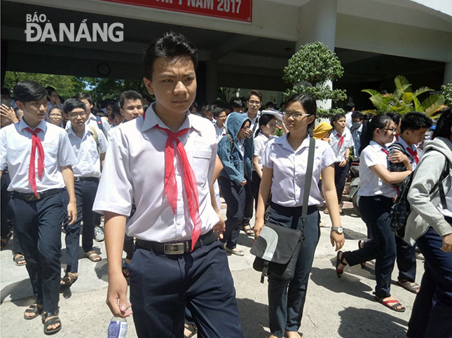 Học sinh tham dự kỳ thi vào lớp 10 tại điểm thi Trường THPT Phan Châu Trinh.