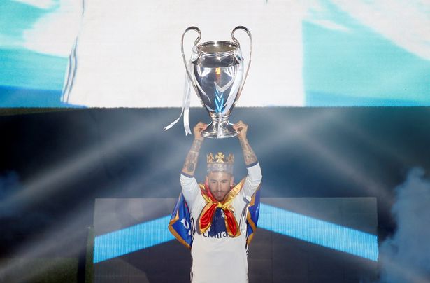 Sergio Ramos giới thiệu chiếc cúp vô địch Champions League lần thứ 12 của Real Madrid