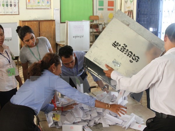 Vote counting in Cambodia (Photo: VNA)