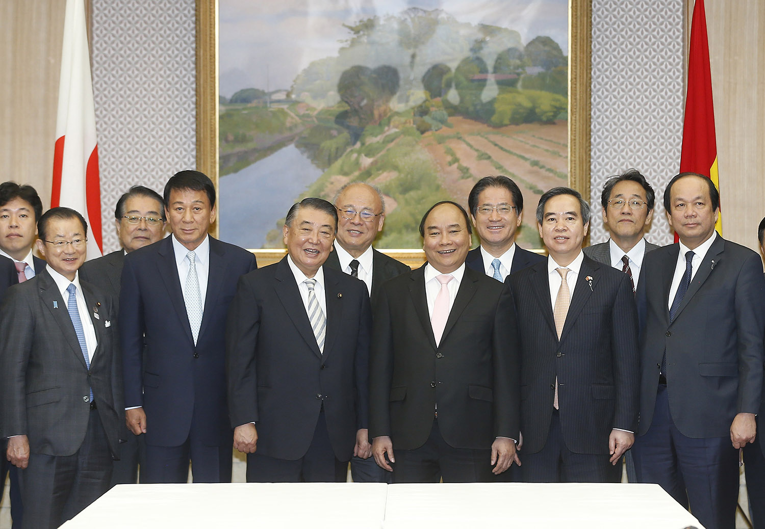 Thủ tướng Chính phủ Nguyễn Xuân Phúc và Chủ tịch Hạ viện Nhật Bản Tadamori Oshima. Ảnh: VGP
