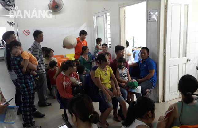 Thời tiết nắng nóng, hơn 700 trẻ em đăng ký khám bệnh mỗi ngày tại Bệnh viện Phụ sản - Nhi Đà Nẵng.