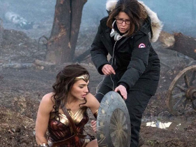 Đạo diễn Patty Jenkins (đứng) hướng dẫn Patty Jenkins diễn xuất khi đóng phim Wonder Woman. Ảnh: Warner Bros