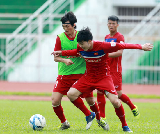Tuấn Anh (áo xanh) và Xuân Trường (áo đỏ) được kỳ vọng sẽ góp phần quan trọng vào một trận đấu thành công của đội tuyển Việt Nam trước Jordan.  Ảnh: NGUYÊN HUY