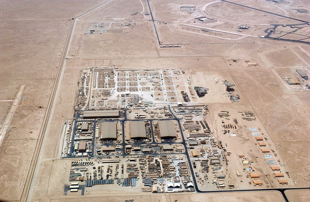 Căn cứ không quân Al Udeid nằm cách thủ đô Doha của Qatar khoảng 32 km về phía Tây Nam và hiện có 11.000 quân nhân Mỹ đồn trú tại đây. Căn cứ có một trong những đường băng dài nhất Vịnh Ba Tư, lên tới 3.8 km, và có sức chứa khoảng 120 máy bay. (Ảnh: Wikipedia)