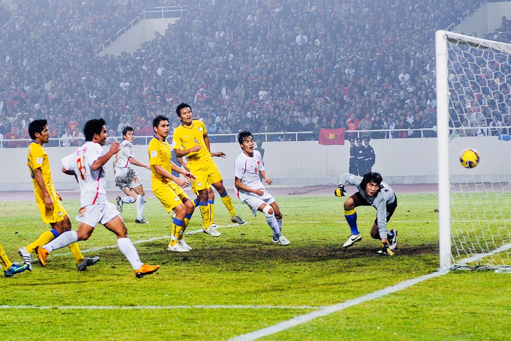 Tác phẩm 'Bàn thắng của Công Vinh, lần đầu tiên đưa bóng đá Việt Nam lên ngôi vô địch AFF Cup' năm 2008 của Hoàng Hải Thịnh. (Nguồn ảnh: BTC)