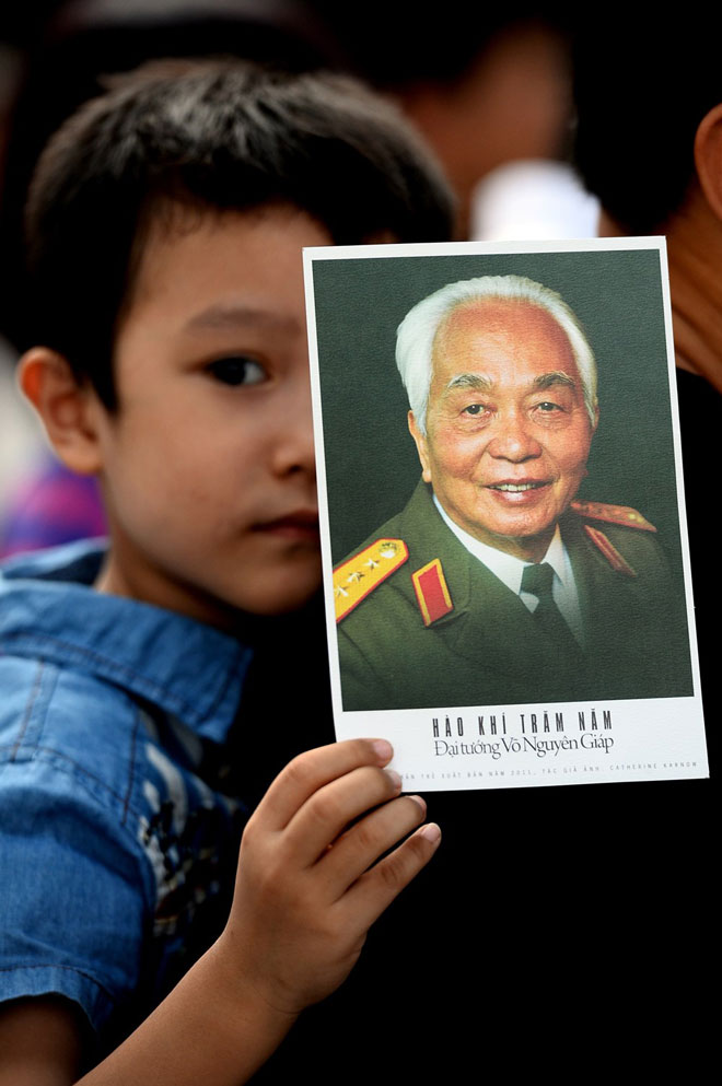 'Em bé trên lưng cha vào viếng Đại tướng Võ Nguyên Giáp' - Hoàng Hà. (Nguồn ảnh: BTC)