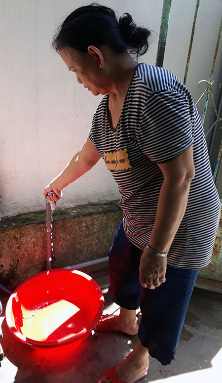  Tình trạng thiếu nước sinh hoạt đang diễn ra ở nhóm hộ gia đình không có điều kiện mua máy bơm tăng áp. Trong ảnh: Gia đình bà Nguyễn Thị Hoa (trú kiệt 321/9 Nguyễn Công Trứ, quận Sơn Trà) phải hứng từng giọt nước từ vòi để sử dụng.