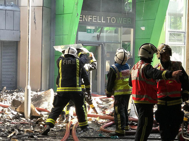 Thông báo mới nhất của cảnh sát cho biết ít nhất 12 người đã thiệt mạng sau vụ hỏa hoạn kinh hoàng này. (Ảnh: Reuters)