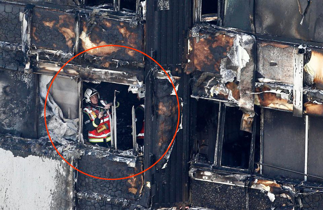 Lính cứu hỏa làm việc bên trong tòa nhà sau khi khống chế thành công đám cháy (Ảnh: Dailymail)