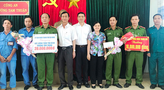 Phó Chủ tịch UBND thành phố Hồ Kỳ Minh trao thưởng 20 triệu đồng cho lực lượng phối hợp tuần tra 8394 của phường Tam Thuận (quận Thanh Khê).