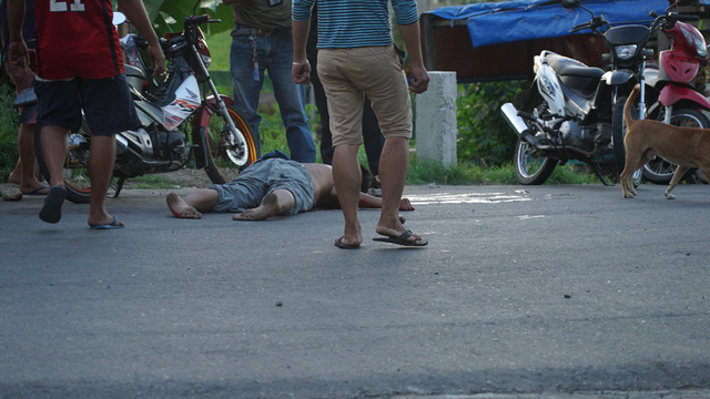 Giới chức Philippines cho biết ít nhất 100 thi thể vẫn đang nằm rải rác trên các tuyến đường ở thành phố Marawi, nơi bị phiến quân thân IS chiếm đóng, mà chưa được đưa đi chôn cất trong khi những người dân bị mắc kẹt thậm chí phải ăn giấy bìa để cầm cự qua ngày.